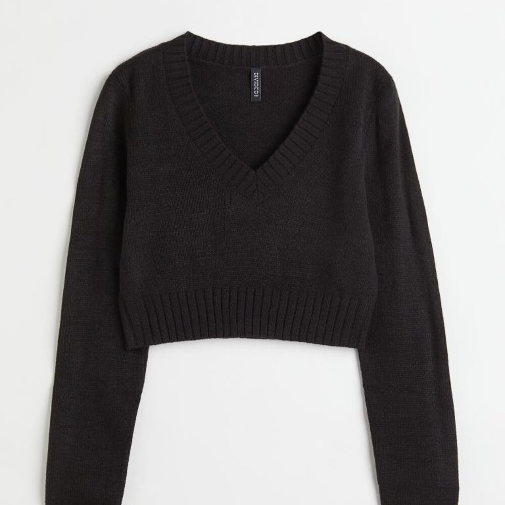 Cropped v-neck black sweater